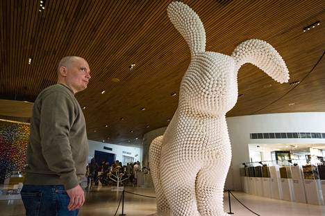 Timo Siika tuli Asikkalasta Vantaalle Fazerin vierailukeskukseen. Vieressä keskuksen aulassa on 9 330 tyhjästä Mignon-munankuoresta tehty Migu-pupu. 