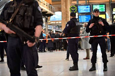 31-vuotias mies haavoitti seitsemää metallikoukulla Gare du Nordin juna-asemalla keskiviikkona. Poliiseja  Gare du Nordin rautatieasemalla 11. tammikuuta.