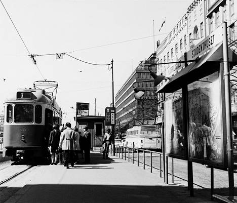 Ylioppilastalon raitiovaunupysäkki vuonna 1970.
