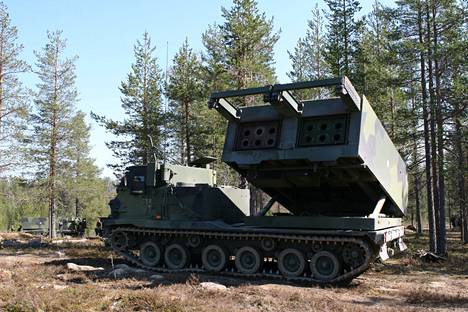 Suomen maavoimien M270 MLRS -raketinheitin. 