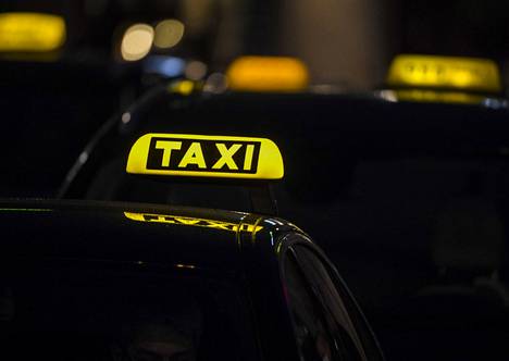 Parikymppistä miestä epäillään taksin varastamisesta Lahdessa.