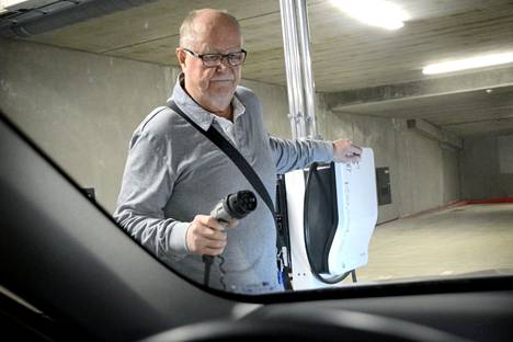 Helsinkiläinen Ari Aalto on käyttänyt lukemattomia tunteja taloyhtiönsä autohallin sähköistyksen säätämiseen. 