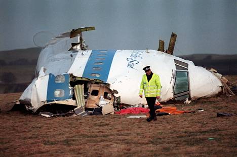 Räjähtäneen lentokoneen ohjaamo iskeytyi maahan Lockerbien kylän lähistöllä Skotlannissa joulukuussa 1988.