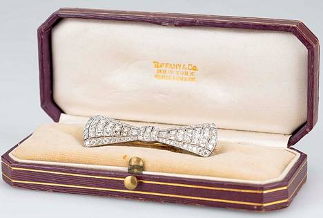 Tiffanyn timantti rintaneula 1940-luvulta myytiin hintaan 5 615 euroa.