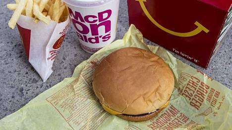 McDonald’s aikoo poistaa lasten Happy Meal -ateriasta juustohampurilaisen