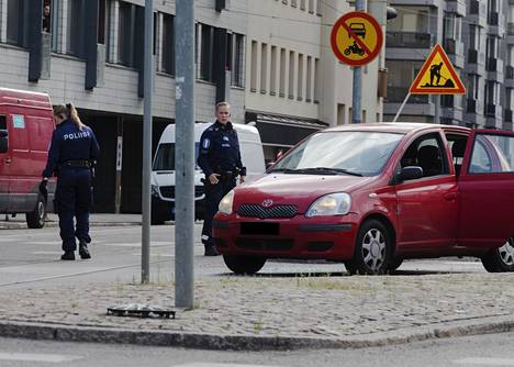 Helsingin Kampissa tapahtui heinäkuun lopussa välikohtaus, jossa kosovolaistaustaisen miehen epäillään ensin törmänneen punaiseen Toyota-henkilöautoon ja sitten ampuneen kohti kolmea autossa matkustanutta ihmistä. Auton rekisterikilpi on peitetty valokuvasta.
