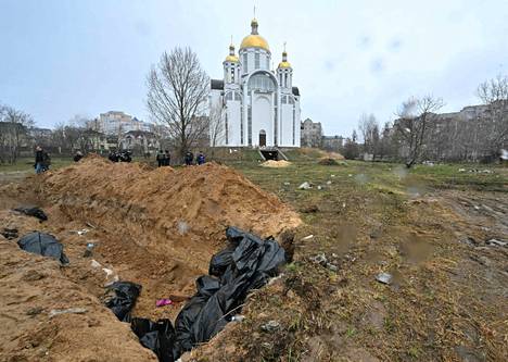 Butšan ortodoksikirkon edustalle oli kaivettu joukkohauta. Kuva sunnuntailta.