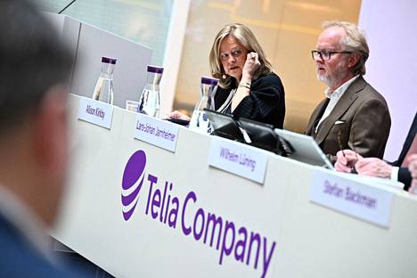 Teleoperaattori Telian toimitusjohtaja Allison Kirkby ja hallituksen puheenjohtaja Lars-Johan Jarnheimer ruotsalaisyhtiön vuosikokouksessa Tukholmassa huhtikuun alussa. 