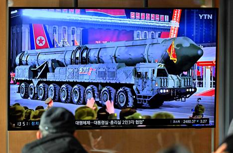 Mies katseli Etelä-Korean Soulissa torstaina Pohjois-Korean Pjonjangissa järjestettyyn paraatiin liittynyttä televisiolähetystä.