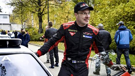 Ralliautoilu | Jari-Matti Latvala sai lentävän lähdön Toyotan rallipomona – viime kisan saldona oli ulosajo, kolari, voitto ja kyyti poliisiasemalle