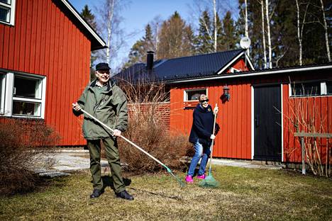 Eino ja Kaija Huikko haravoivat pihaansa Harakkamyllyntiellä Myllypurossa. Näihin aikoihin 40 vuotta sitten heidän tonttiaan raivattiin rakentamista varten.