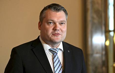 Puolustusministeri Mikko Savola (kesk)