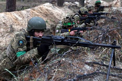 Ukrainalaissotilaat harjoittelivat Donetskin alueella lauantaina.