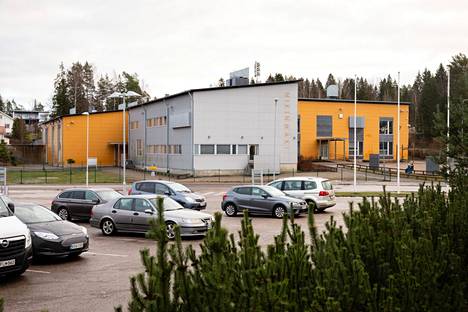 Nikinmäen uusi koulu rakennettiin Leinalan maatilan rakennusten paikalle.
