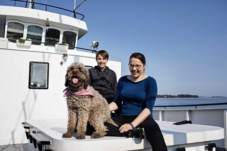 Mari Korhonen, Kasper Beckman ja muu perhe asuvat laivassa, joka on parkissa Helsingin ”rivieralla” eli Aurinkolahdessa.
