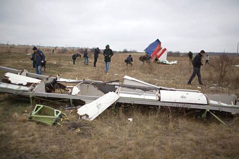 Vuoden 2014 marraskuussa otetussa kuvassa näkyy tuhotun Malaysia Airlinesin koneen osia Ukrainassa.