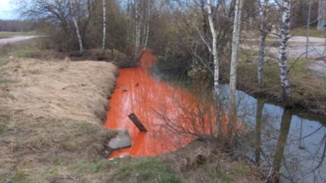 Ympäristö | Helsingin Longinojassa havaittiin lohen­punaiseksi värjäytynyttä vettä, aineen alkuperä ei ole selvillä