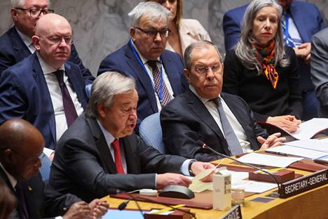 YK:n pääsihteeri António Guterres (vasemmalla punaisessa solmiossa) vieressään oikealla Venäjän ulkoministeri Sergei Lavrov.