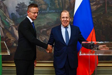 Unkarin ulkoministeri Peter Szijjártó (vas.) keskusteli torstaina Venäjän ulkoministerin Sergei Lavrovin kanssa Unkarin toiveesta ostaa lisää maakaasua Venäjältä.