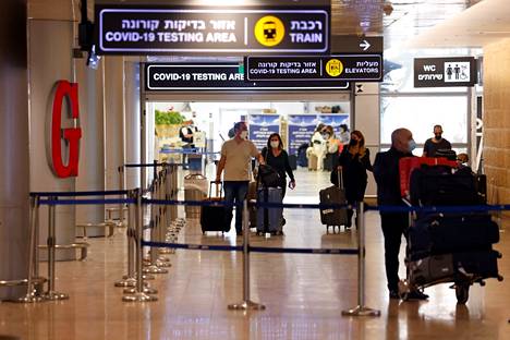Matkustajat poistuvat koronatestauspaikalta Ben-Gurionin lentokentällä marraskuussa vuonna 2021.