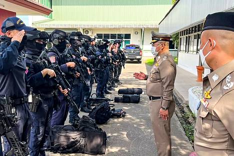 Poliisipäällikkö Damrongsak Kittiprapat puhumassa poliisioperaatioryhmän kanssa  Nong Bua Lamphussa lastentarhaan kohdistuneen hyökkäyksen jälkeen.