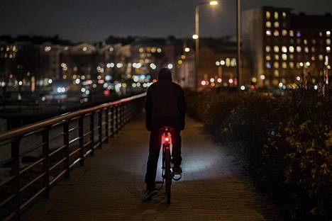Pyörän valot toimivat heijastimen tavoin ja tekevät pyöräilijän näkyväksi muille tienkäyttäjille.