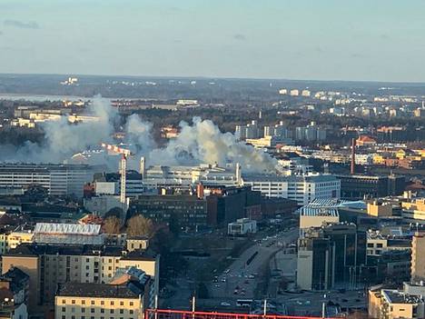 Vallilan kahvipaahtimon rakennuksessa riehuva ullakkopalo levittää savua Helsingin kantakaupunkiin. 