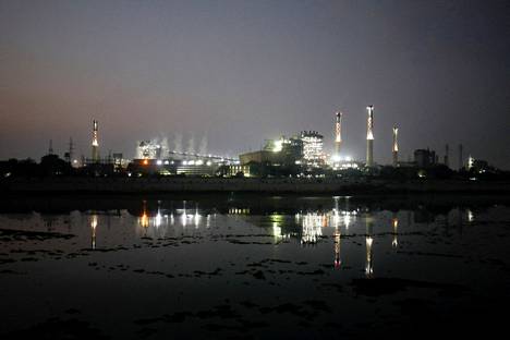 Kuva Intian hiilivoimalasta Ahmedabadissa vuonna 2021.