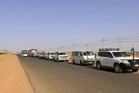 Ihmiset pakenivat autoilla Khartumista kohti Port Sudania. 