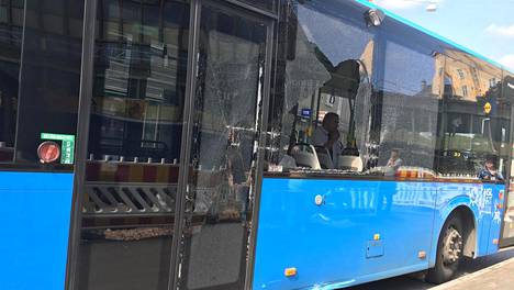 Bussi törmäsi aitaan Hämeentiellä, laseja särkyi matkustajan päälle