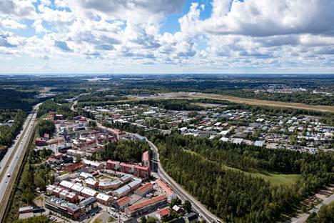 Viikin-Malmin raitiotie ylittää Lahdenväylän Kivikon kohdalla. Reitti suuntautuu Malmin lentokentän (keskellä) kautta kohti Malmin juna-asemaa. Kuvassa etualalla Alppikylää.