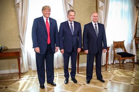 Donald Trump (vas.), Sauli Niinistö ja Vladimir Putin valokuvattuina Helsingissä 2018.