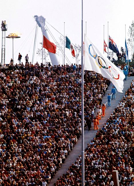 Olympialippu ja Münchenin kisojen osallistujamaiden liput laskettiin puolitankoon terroristien uhrien muistolle.