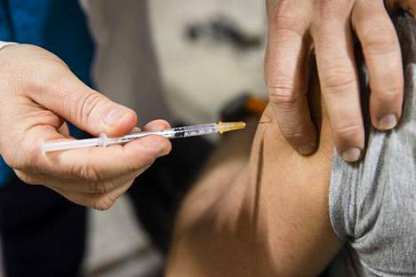 Iäkkäät hoivakotiasukkaat ovat THL:n mukaan suurelta osin saaneet ensimmäisen rokoteannoksen.