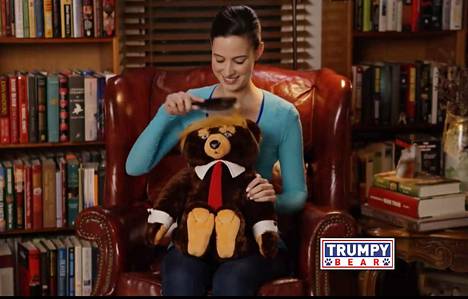 Trumpy Bearin tukkaa voi vaikkapa kammata, ohjeistaa mainosvideo.