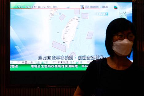 Kiinan määrittelemät sotaharjoitusalueet Taiwanin ympärillä näkyivät television uutislähetyksessä Hongkongissa torstaina.