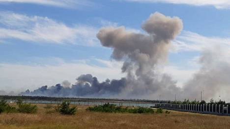 Sakyn lentotukikohdassa Krimillä tapahtui useita voimakkaita räjähdyksiä tiistaina.