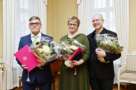 Lastenkulttuurin valtionpalkinnot 2017 saivat kirjailija Kalle Veirto (vas.) sekä kirjailijat ja kuvittajat Aino Havukainen ja Sami Toivonen.