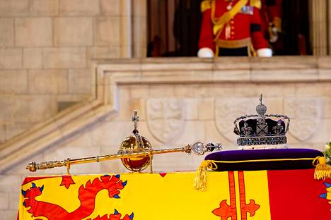 Imperial State -kruunu, valtikka ja valtakunnanomena kuningatar Elisabetin arkun päällä syyskuussa 2022. Seuraavan kerran kruununkalleudet nähdään lauantaina 6. toukokuuta kruunajaisissa. 