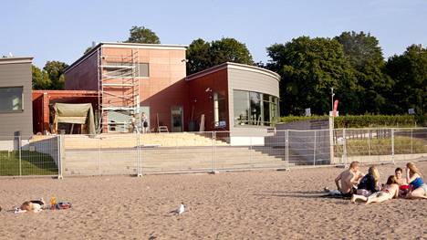 Hietalahden rannan kahviorakennus valmistui vuonna 2011, jolloin tämäkin kuva on otettu.