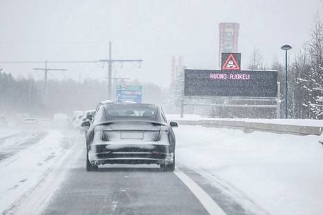 Ajokeli oli huono nelostiellä Oulussa lauantaina 24. maaliskuuta. 