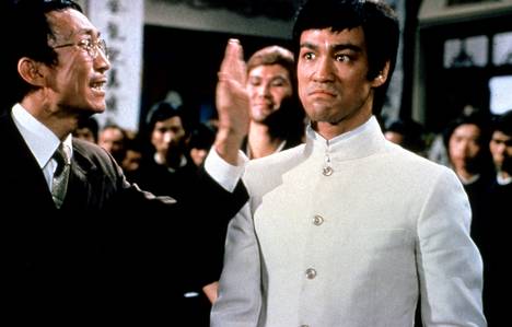Ikävä kyllä Bruce Lee joutuu näyttelemään suuria tunteita. Ilmeily lipsuu koomisen rajoilla.