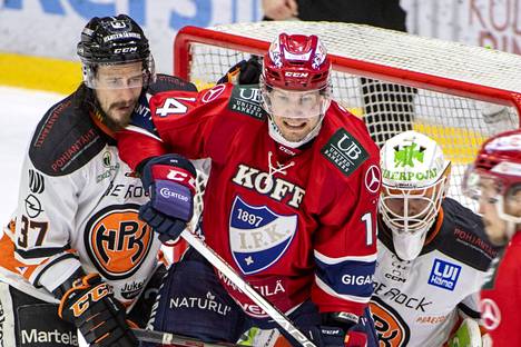 HIFK:n Petteri Wirtanen on pelannut 399 runkosarjan ottelua jääkiekon Liigassa. Kuva tiistaina pelatusta HIFK:n ja HPK:n ottelusta.
