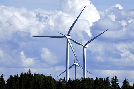 Tuulinen sää tulee tiistaina olemaan yksi niistä syistä, jotka painavat sähkön hintaa alas. Tuulivoimaloita Porissa 11. heinäkuuta.
