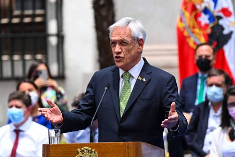Chilen presidentti Sebastián Piñera puhui tasa-arvoisen avioliittolain allekirjoitusseremoniassa Santiagossa torstaina.