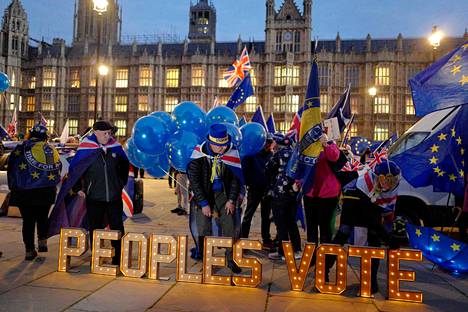 Britannian EU-eroa vastustavat mielenosoittajat vaativat uutta EU-kansanäänestystä parlamenttitalon edustalla Lontoossa maanantaina.