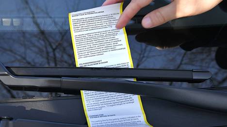 Aidon pysäköintivirhemaksun tunnistaa muun muassa siitä, että auton rekisteritunnus on tulostettu lappuun koneellisesti.