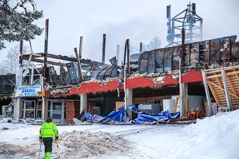 Saariselän kauppakeskus Kuukkeli tuhoutui täysin maanantaina.