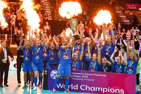 Ruotsin naiset juhlivat MM-kultaa vuonna 2015 kukistettuaan Hakametsän jäähallissa pelatussa finaalissa Suomen maalein 5-4.