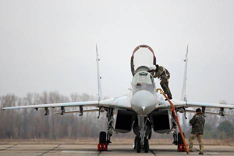 Ukrainalaispilotti valmistautui lentämään Mig-29-hävittäjällä Kiovassa marraskuussa 2016.